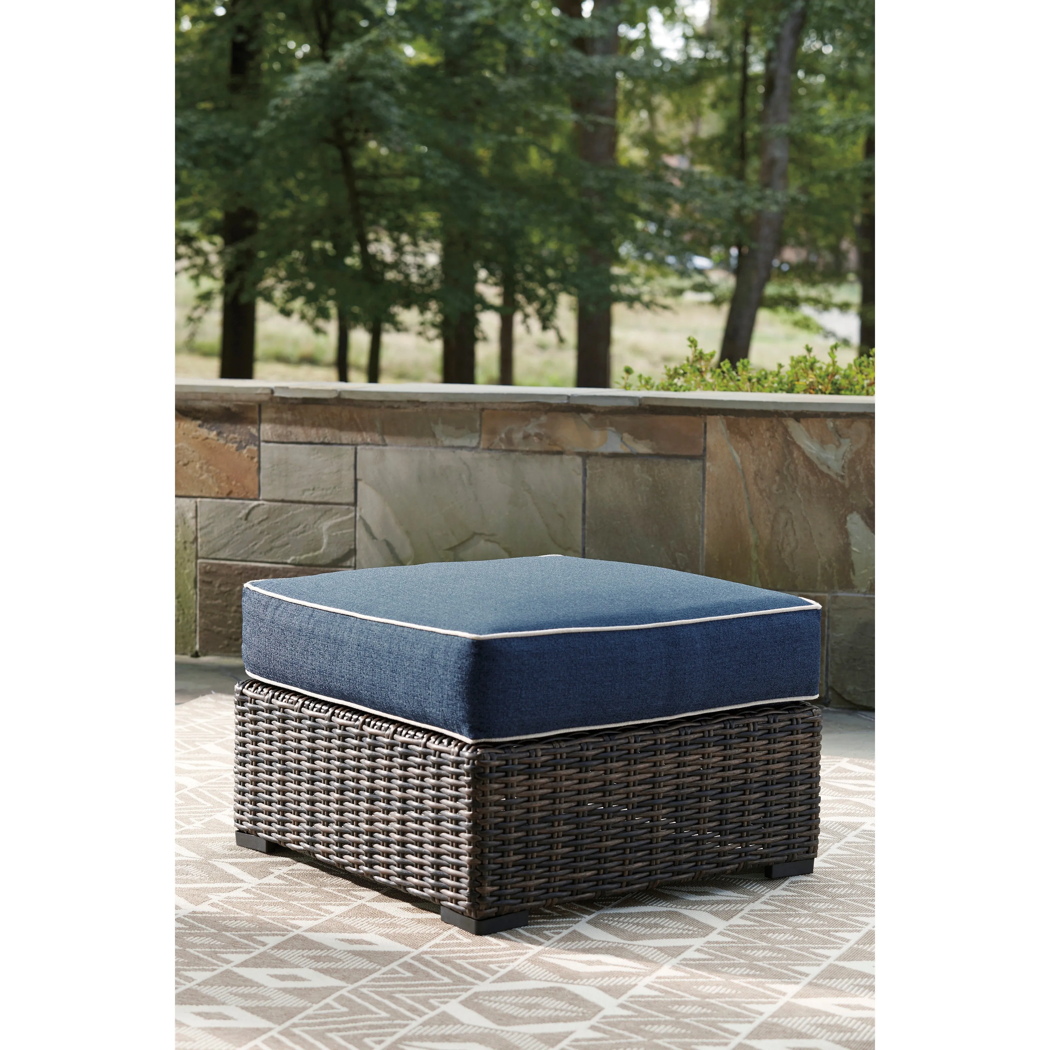 Sag Harbor Outdoor 28.5" Ottoman